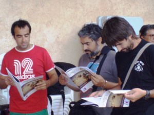 Lectors llegint la nostra revista, en la festa del segon aniversari d'aquesta.