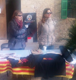 Paradeta de Díngola, ahir, en el mercat setmanal de Sineu.