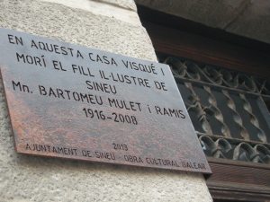 Placa en l'entrada de la vivenda de Mn. Bartomeu Mulet, posada avui horabaixa.