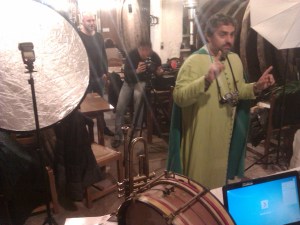 Macià, donant les instruccions pertinents enmig de paraigües, focus de llum i càmeres. Com en un plató de veritat.