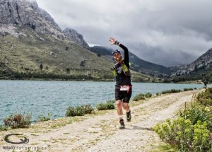 Alandete al seu pas per davant un grup de sineuers (foto: Macià Puiggròs).