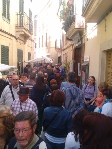 Ahir ja semblava una fira. Per anar de sa Plaça a es Fossar es tardava més de tres quarts d'hora.