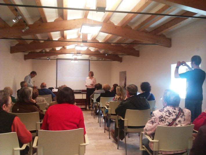 La d’ahir també aplegà una trentena de persones. Com informàvem la setmana passada, enguany les conferències que organitza la UOM a Sineu tenen una assistència més que acceptable. Ahir horabaixa la xerrada fou sobre cuina i sobre química, o millor dit, la cuina explicada des d’una vesant química. Bartomeu Vilanova, del Departament de Química de la UIB, ens parlà del perquè costa més fer bullir un caldo si aquest té molta sal, de com bullir bé un ou, del funcionament d’una olla a pressió, i d’altres aspectes relacionats amb la química que tenen lloc en el procés culinari. Dijous que ve, una altra. 