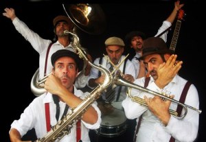 Wonderbrass. Conegudíssims en l'univers de la xaranga. Ahir nit actuaren a l'Écafè.