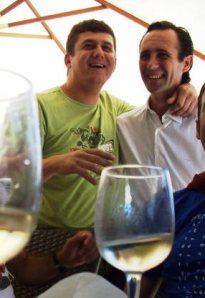 El sineuer Joan Pons amb l'actual president del país, José Ramón Bauzá, en un restaurant de Ciutadella ara fa tres anys.