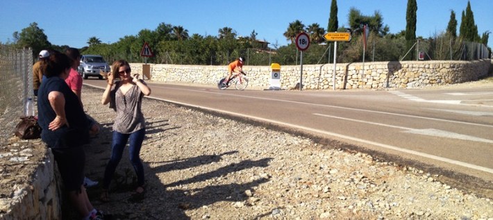 El creuer entre les carreteres de Muro i de Maria de la Salut hi havia una vintena de persones que miraven passar els corredors.