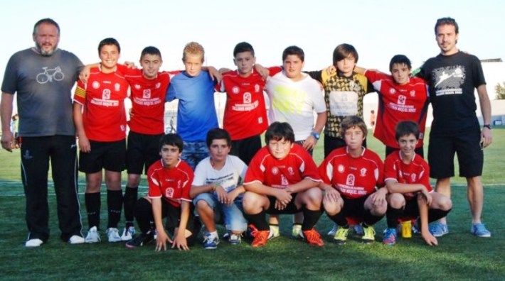 L'equip d'alevins de Futbol 7 del C.E.Sineu, amb el delegat (Servera) i el tècnic (Gacias).