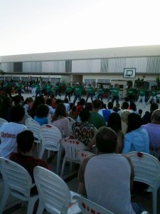 Actuació dels mestres al CEIP Rodamilans, amb la camiseta verda de l'embut contra la llei Wert.