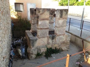 El pou, restaurat ara fa 5 anys, es troba en estat deplorable quan a manteniment i neteja. Això ho han fet saber dos veïns amb els que ha contactat Díngola, després de rebre aquesta foto per part d'un tercer veïnat.