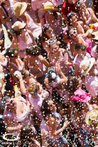 Centenars de persones aclamant al Muc durant el pregó de l'ajuntament.