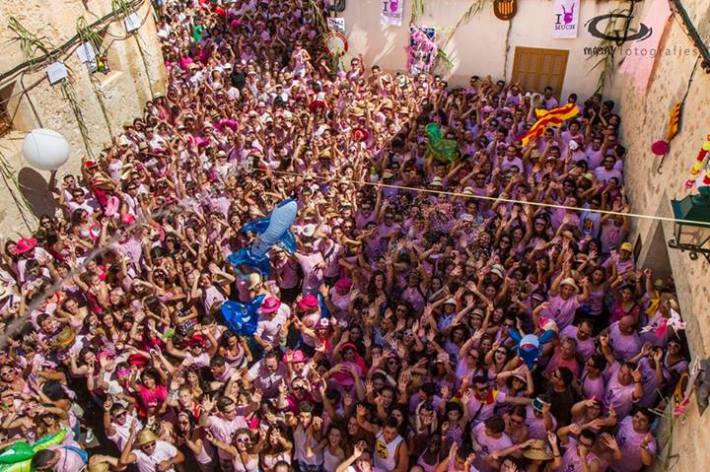 Enguany la festa del Much estirà com a mínim mil persones més que l’any passat. La massificació davant l’ajuntament era patent minuts abans del pregó. (foto: Macià Puiggròs).