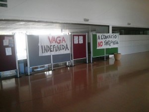 Passadissos buïts a l'IES Sineu i pancartes contra el TIL (foto: Pau Marimón). 