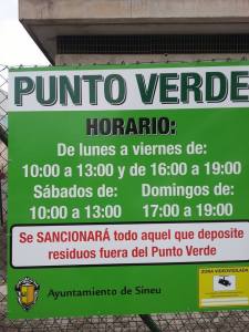 Aquest és el rètol del punt verd de Sineu, escrit només en castellà.