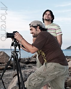 Els fotògrafs Macià Puiggròs i Guillem Mayol, col·laboradors de Díngola, en una foto feta per Arnau Amengual Bonnín, també col·laborador d'aquest mitjà. 