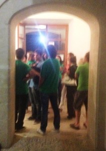 Una munió de gent esperava fora mentre transcorria la reunió dins el despatx del batle.