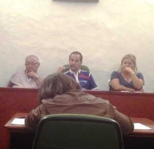 El batle i el regidor de fires i mercats també han votat a favor dels acords, tot i que no al preàmbul explicatiu.