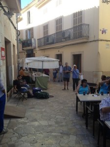 Poca gent feia mercat en el carrer Major.
