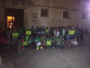 Alguns dels concentrats ahir vespre davant l'ajuntament. Ningú del consistori els va rebre.