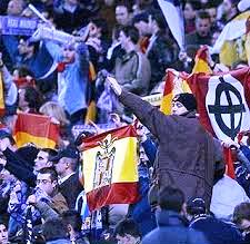 Molts sineuers són seguidors del Real Madrid, però no volen veure segons quina simbología en la nova penya (foto: Ultras Sur, imatge de 'Público').