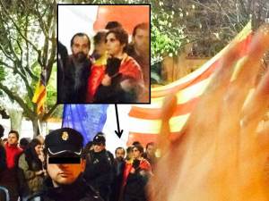 La foto del batle de Sineu, devora els membres del 'Grupo d'Acció Baléà' (sic), va córrer despus-ahir vespre de mòbil a mòbil.