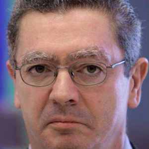 El ministre Gallardón, considerat abans com un 'moderat' dins el PP madrileny, ha virat ara cap a posicions molt ultraconservadores, segons els partits d'esquerres.