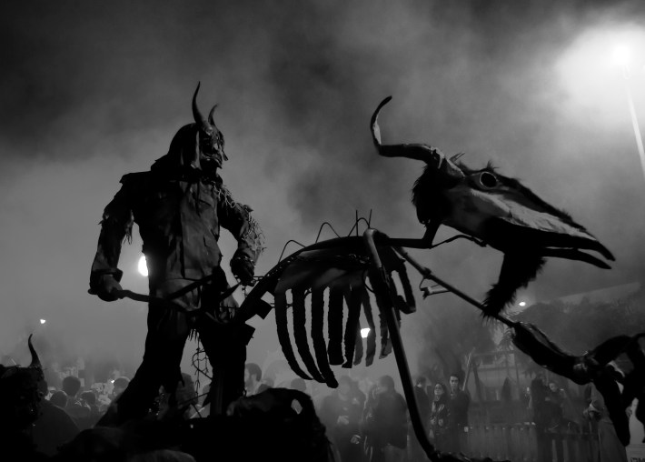 Els dimonis oferiran un espectacle de foc en el que cremaran el TIL, les agressions al català, la pèrdua de qualitat dels serveis públics, la Llei de Simbols que ens prohibeix els nostres símbols històrics...