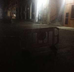 De nit gairebé no es veuen les barreres, no il·luminades.