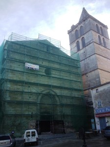 Les bastides de la façana de l’església i una vintena de cotxes aparcats, la postal actual de sa plaça. 