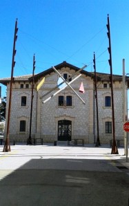 Els independents volen eliminar l'escultura abstracta de davant l'estació de tren. 