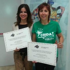 Marta Bergas i Victòria Riutort, de l'equip de redacció, amb els diplomes que acrediten les dues mencions