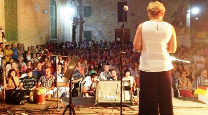 Tot i que és molt difícil superar l’homenatge a Biel ‘Caragol’ de l’any passat, amb Biel ‘Majoral’, Mateu ‘Xurí’, Maribel ‘Servera’, i una vintena més d’artistes, enguany ho tornarem donar tot per fer poble i país.