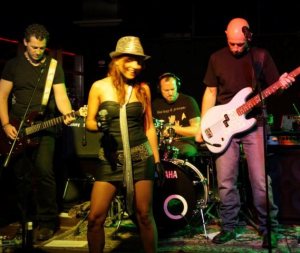 Eva Grajera va ser sineuera fins fa 27 anys. Aquest dissabte torna a Sineu com a cantant de 'Two Much'.