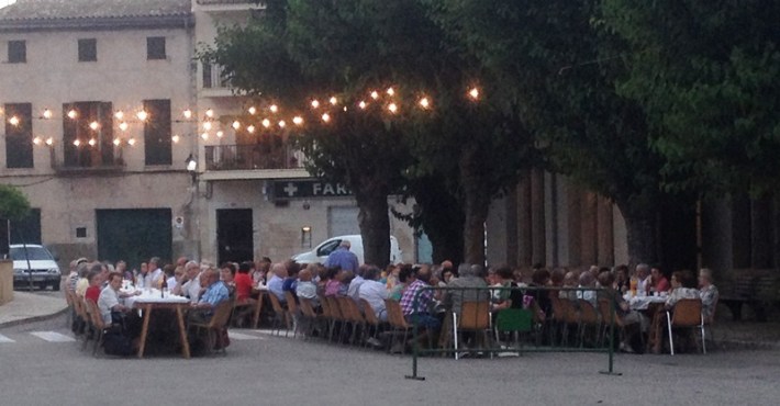 Sopar que té lloc en aquests moments davant el local de la 3a edat.