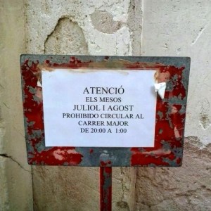 Fotografia que ens ha enviat avui un subscriptor de Díngola, presa en algun lloc del carrer Major.