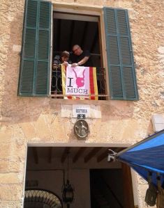 Moment de la col·locació de les senyeres mucal i quadribarrada. (foto: Marta Aguilà / Facebook). 