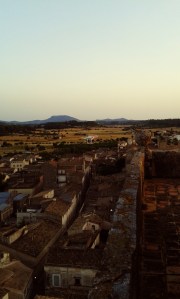 Vista des d'alt del campanar, amb el 'drone' fent fotos.