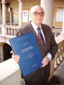 Joan Veny, amb l'"Atles Lingüístic del Domini Català".