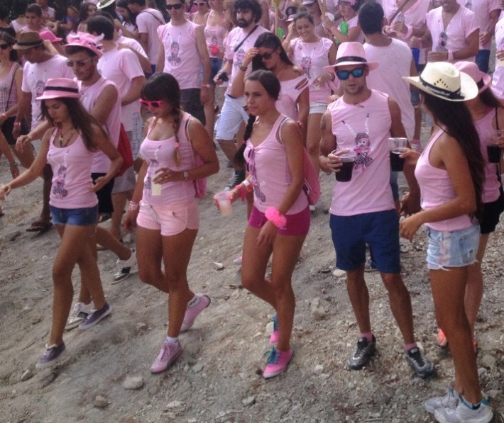 Tothom de rosa. Falta un mes per a la festa més 'friki' dels Països Catalans. 