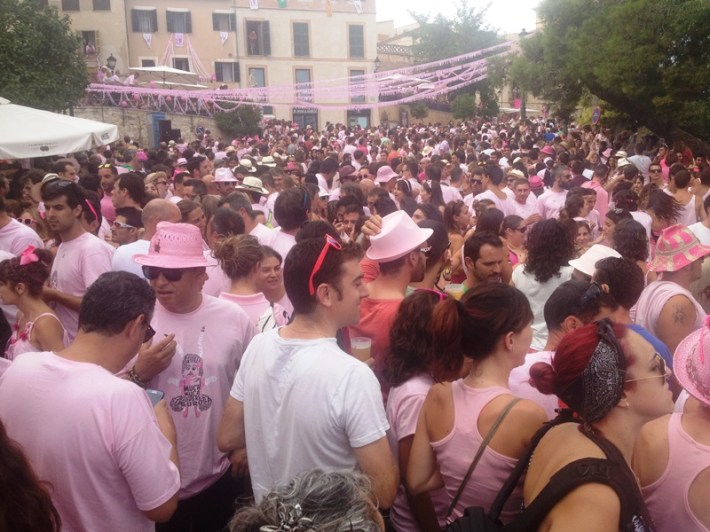 Milers de persones congregades cada any en Es Fossar suposen problemes de seguretat i brutícia. Fins ara la majoria de bars no s'implicaven en les despeses que això suposa al contribuent. 