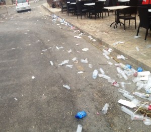 Així queden les vies públiques després de la festa més multitudinària de l'any. 