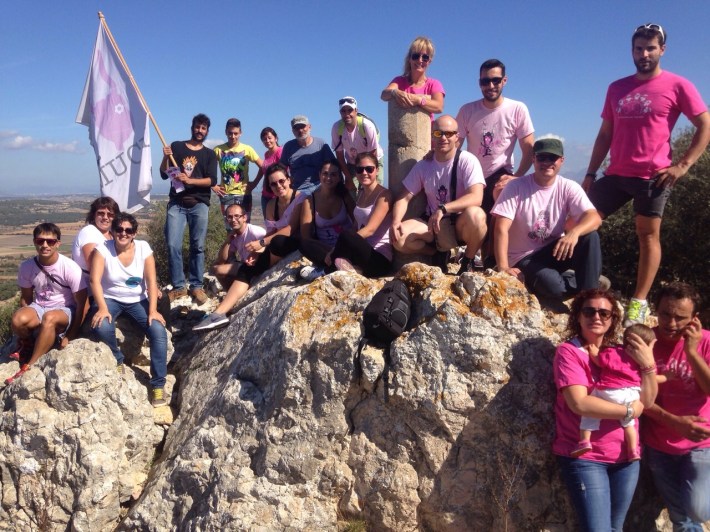 Membres de les associacions Siloè, Un Somriure per Txernòbil i Pallassos sense Fronteres, amb representants de la Muchal Foundation després de l'ascensió al puig de Sant Nofre sense ajuda d'oxigen.