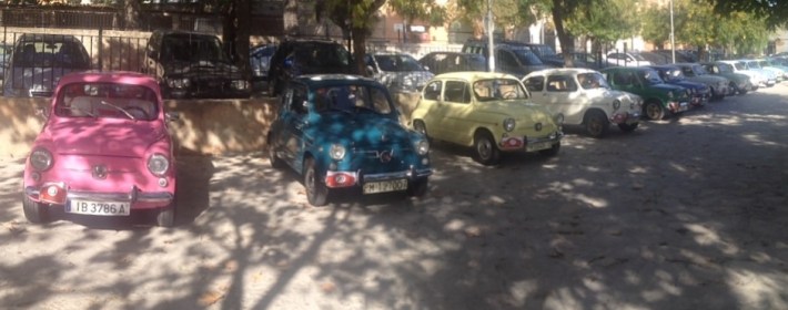 Dotzenes de cotxes s'exposaven avui matí en el mercat de Sineu.