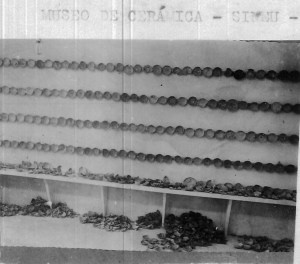 "Fotografia de una de las paredes del Museo Parroquial de Sineu, con 152 vasijas reconstruidas los pasados veranos" (MULET, 1936: 78)