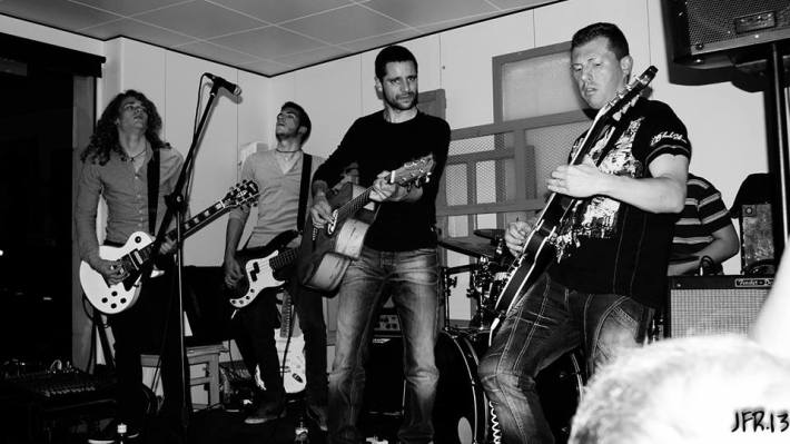 Actuació d'un grup de pop dins l'Écafè (foto: Joan 'Ferry'). 