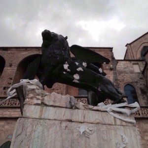 El monument del lleó de Sant Marc ha patit les gamberrades dels quintos aquesta nit passada.