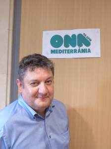 L'històric activista Tomeu Martí és ara el responsable principal d'Ona Mediterrània, la ràdio que emet des de Can Alcover, el casal de l'OCB. 