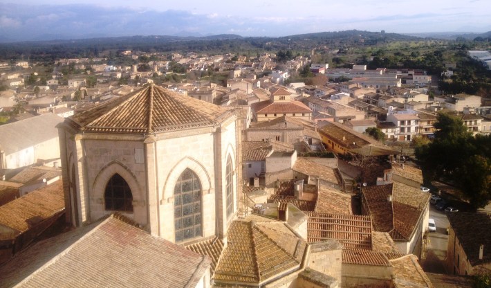 Les vistes des de damunt el campanar permeten veure tot el poble en una situació privilegiada.