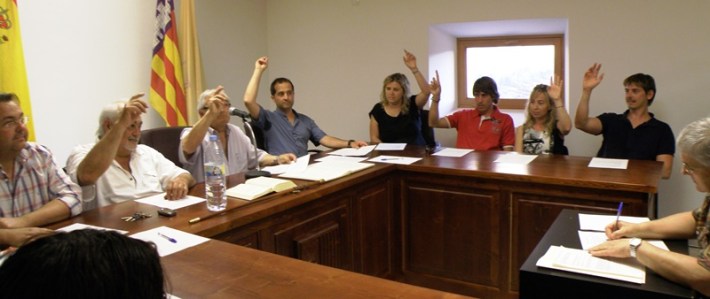 Part dels regidors populars s'estimaren més Tomeu Mulet que Pere Joan Jaume com a proper candidat a batle. Això va fer enfadar molt Pere Joan Jaume, que farà un nou partit. 