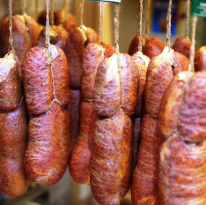 El llibre explica els procediments habituals de la matança del porc a Mallorca.