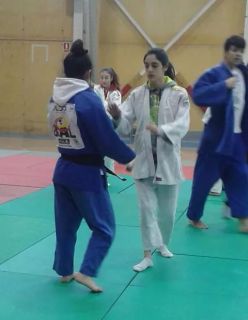 Els tres judokes del Club de Sineu, durant l'entrenament